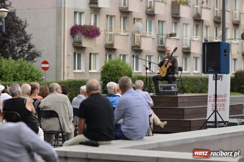 Zdjęcie w galerii na portalu naszraciborz.pl: Recital gitarowy Jana Kudełki na skwerze przy fontannach FOTO i WIDEO wiadomości z regionu