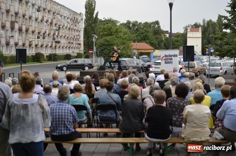 Zdjęcie w galerii na portalu naszraciborz.pl: Recital gitarowy Jana Kudełki na skwerze przy fontannach FOTO i WIDEO wiadomości z regionu