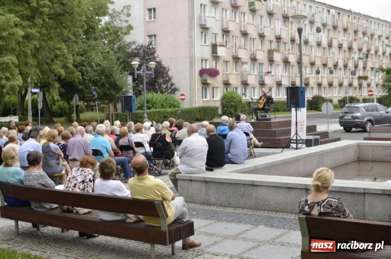 Zdjęcie w galerii na portalu naszraciborz.pl: Recital gitarowy Jana Kudełki na skwerze przy fontannach FOTO i WIDEO wiadomości z regionu