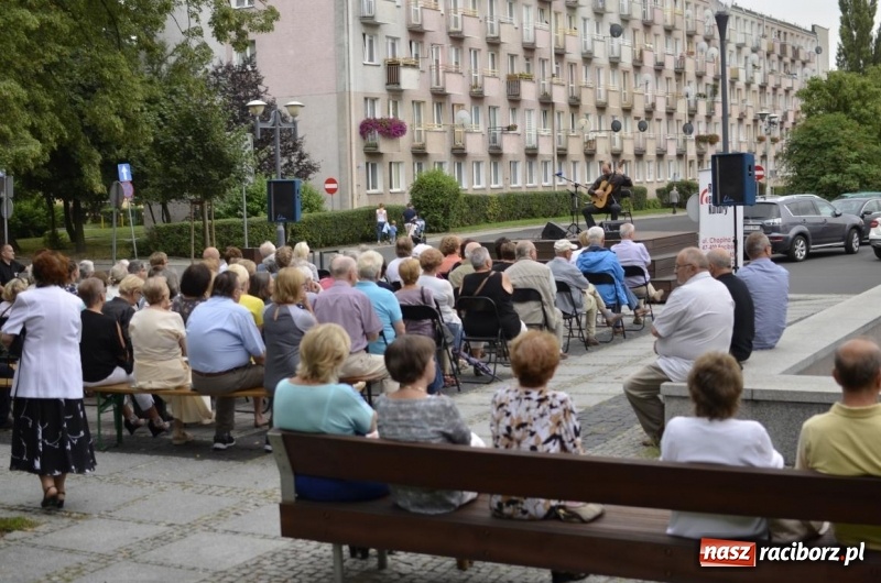 Zdjęcie w galerii na portalu naszraciborz.pl: Recital gitarowy Jana Kudełki na skwerze przy fontannach FOTO i WIDEO wiadomości z regionu