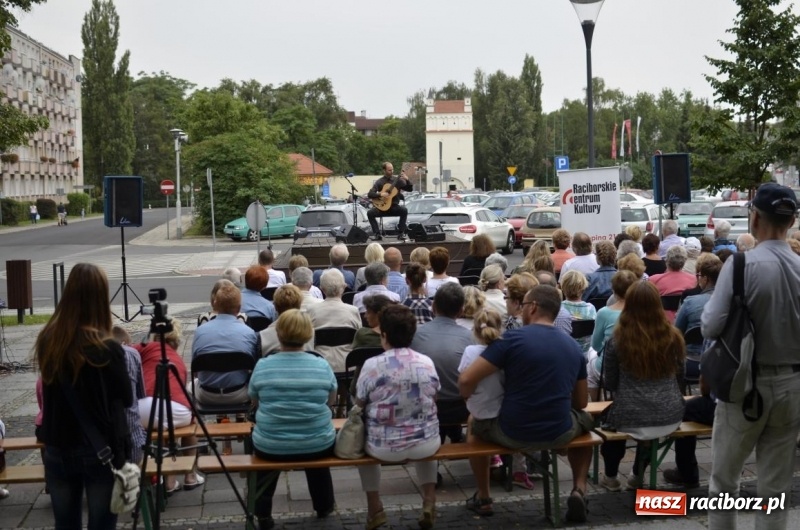 Zdjęcie w galerii na portalu naszraciborz.pl: Recital gitarowy Jana Kudełki na skwerze przy fontannach FOTO i WIDEO wiadomości z regionu