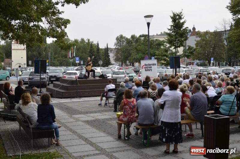 Zdjęcie w galerii na portalu naszraciborz.pl: Recital gitarowy Jana Kudełki na skwerze przy fontannach FOTO i WIDEO wiadomości z regionu