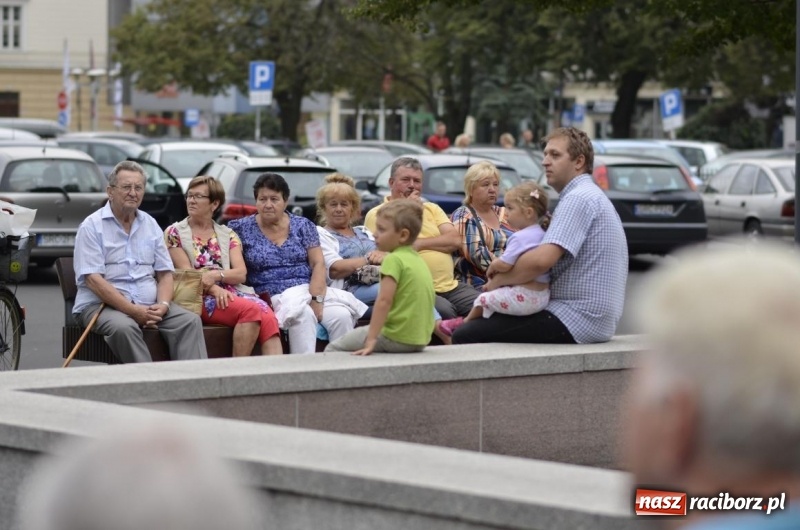 Zdjęcie w galerii na portalu naszraciborz.pl: Recital gitarowy Jana Kudełki na skwerze przy fontannach FOTO i WIDEO wiadomości z regionu