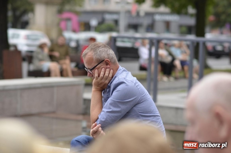 Zdjęcie w galerii na portalu naszraciborz.pl: Recital gitarowy Jana Kudełki na skwerze przy fontannach FOTO i WIDEO wiadomości z regionu