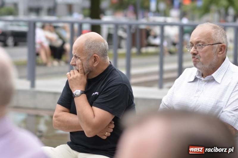 Zdjęcie w galerii na portalu naszraciborz.pl: Recital gitarowy Jana Kudełki na skwerze przy fontannach FOTO i WIDEO wiadomości z regionu
