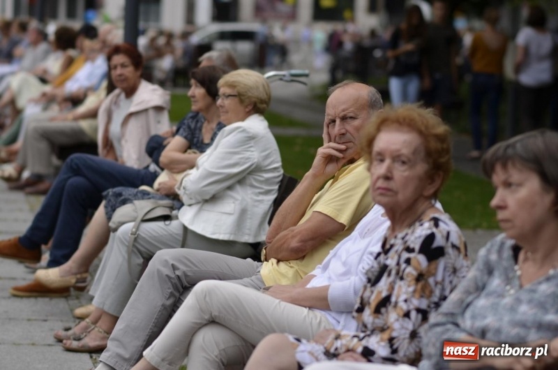 Zdjęcie w galerii na portalu naszraciborz.pl: Recital gitarowy Jana Kudełki na skwerze przy fontannach FOTO i WIDEO wiadomości z regionu