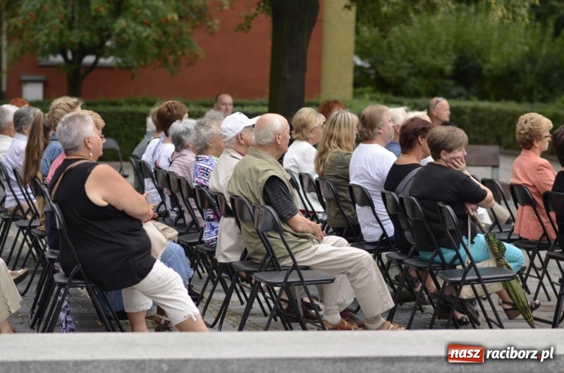 Zdjęcie w galerii na portalu naszraciborz.pl: Recital gitarowy Jana Kudełki na skwerze przy fontannach FOTO i WIDEO wiadomości z regionu