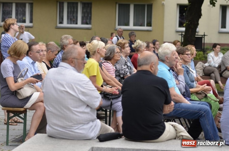 Zdjęcie w galerii na portalu naszraciborz.pl: Recital gitarowy Jana Kudełki na skwerze przy fontannach FOTO i WIDEO wiadomości z regionu