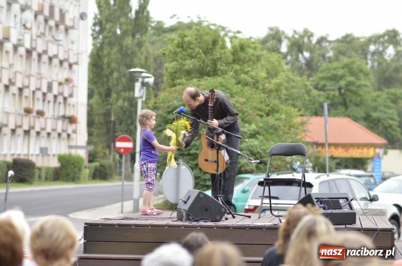 Zdjęcie w galerii na portalu naszraciborz.pl: Recital gitarowy Jana Kudełki na skwerze przy fontannach FOTO i WIDEO wiadomości z regionu