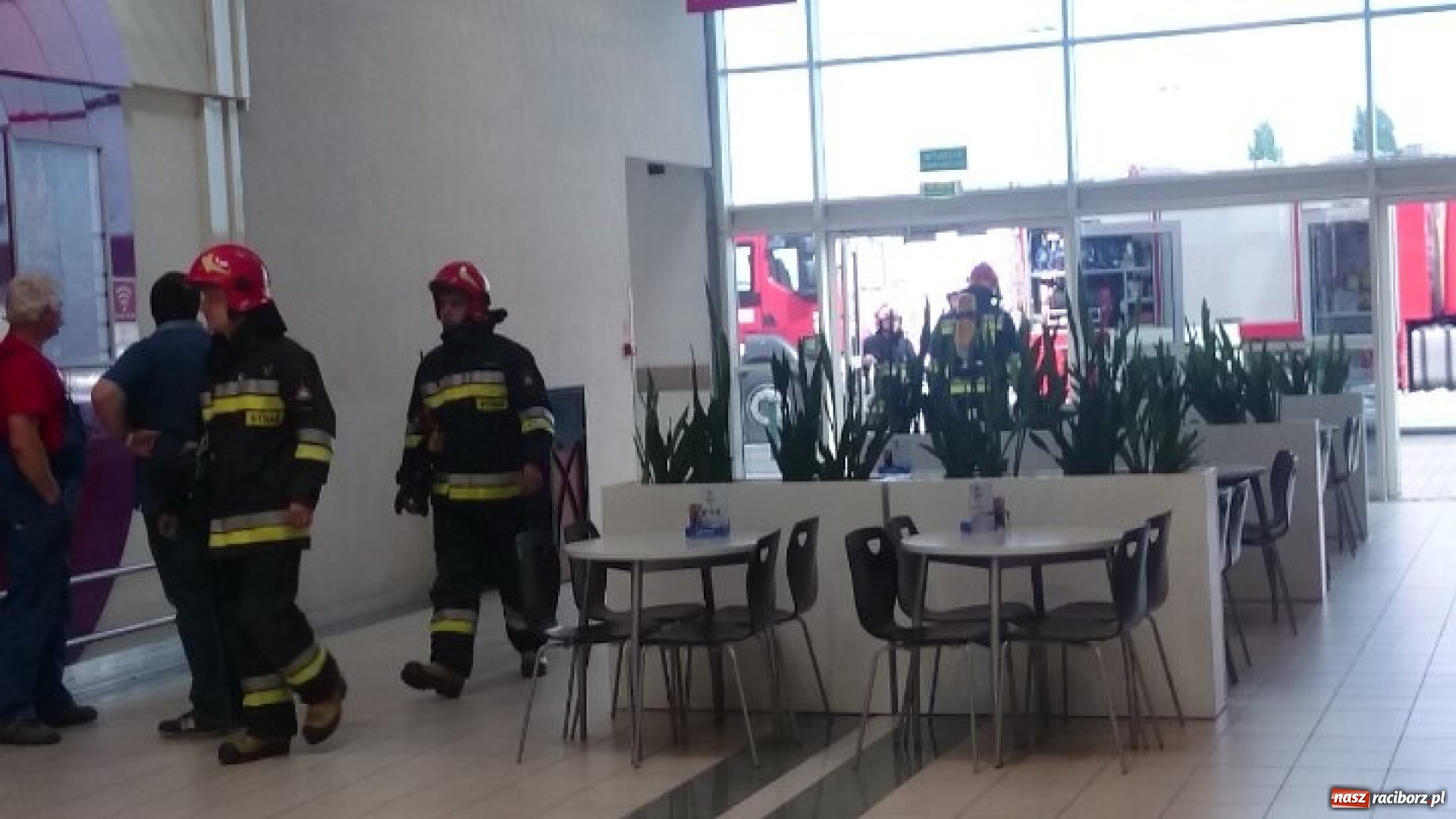 Zdjęcie w galerii na portalu naszraciborz.pl: Zadymienie w Auchan. Natychmiastowa akcja strażaków FOTO i WIDEO wiadomości z regionu