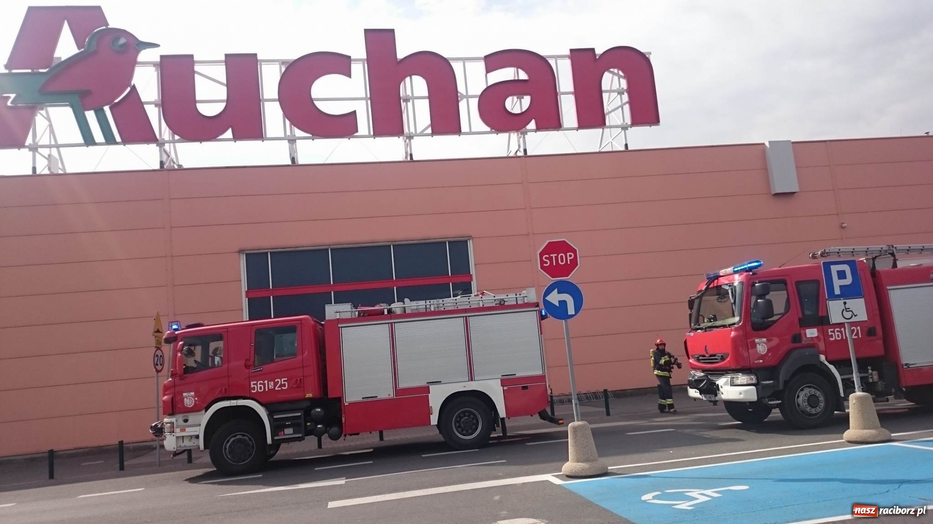 Zdjęcie w galerii na portalu naszraciborz.pl: Zadymienie w Auchan. Natychmiastowa akcja strażaków FOTO i WIDEO wiadomości z regionu