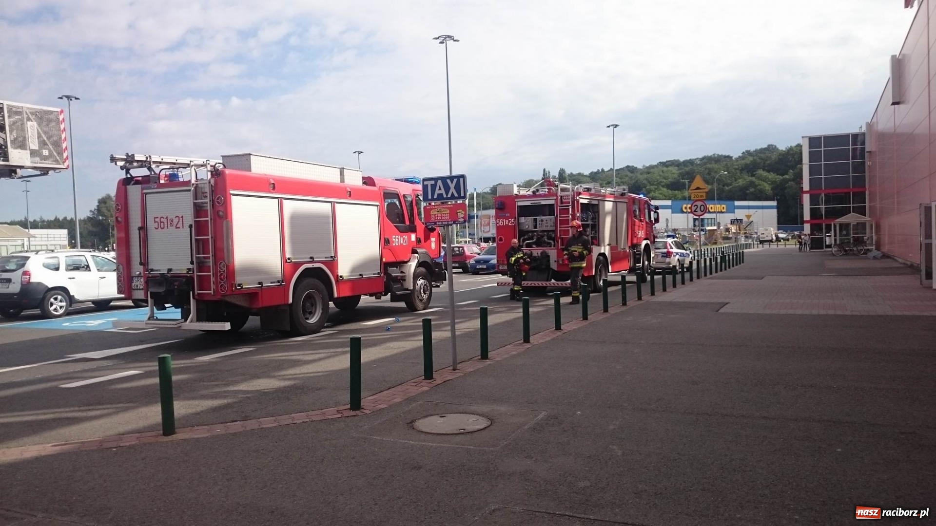 Zdjęcie w galerii na portalu naszraciborz.pl: Zadymienie w Auchan. Natychmiastowa akcja strażaków FOTO i WIDEO wiadomości z regionu