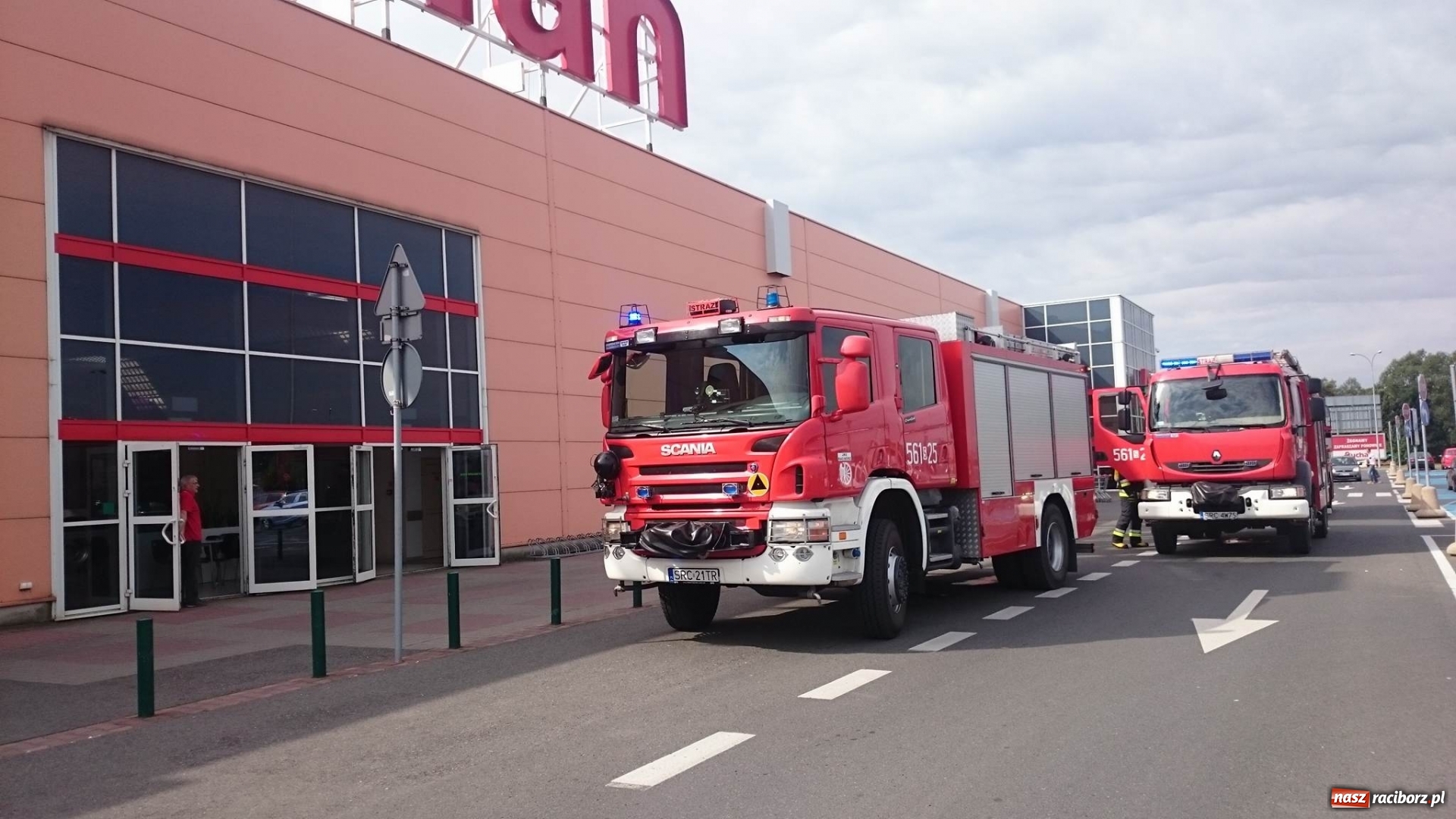 Zdjęcie w galerii na portalu naszraciborz.pl: Zadymienie w Auchan. Natychmiastowa akcja strażaków FOTO i WIDEO wiadomości z regionu