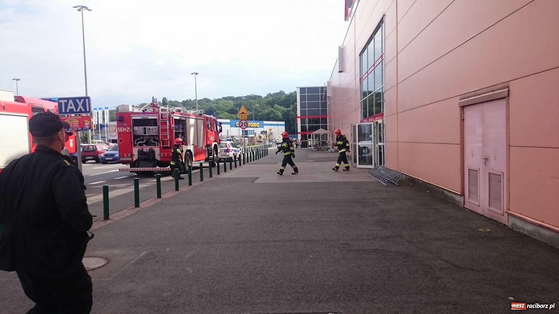 Zdjęcie w galerii na portalu naszraciborz.pl: Zadymienie w Auchan. Natychmiastowa akcja strażaków FOTO i WIDEO wiadomości z regionu
