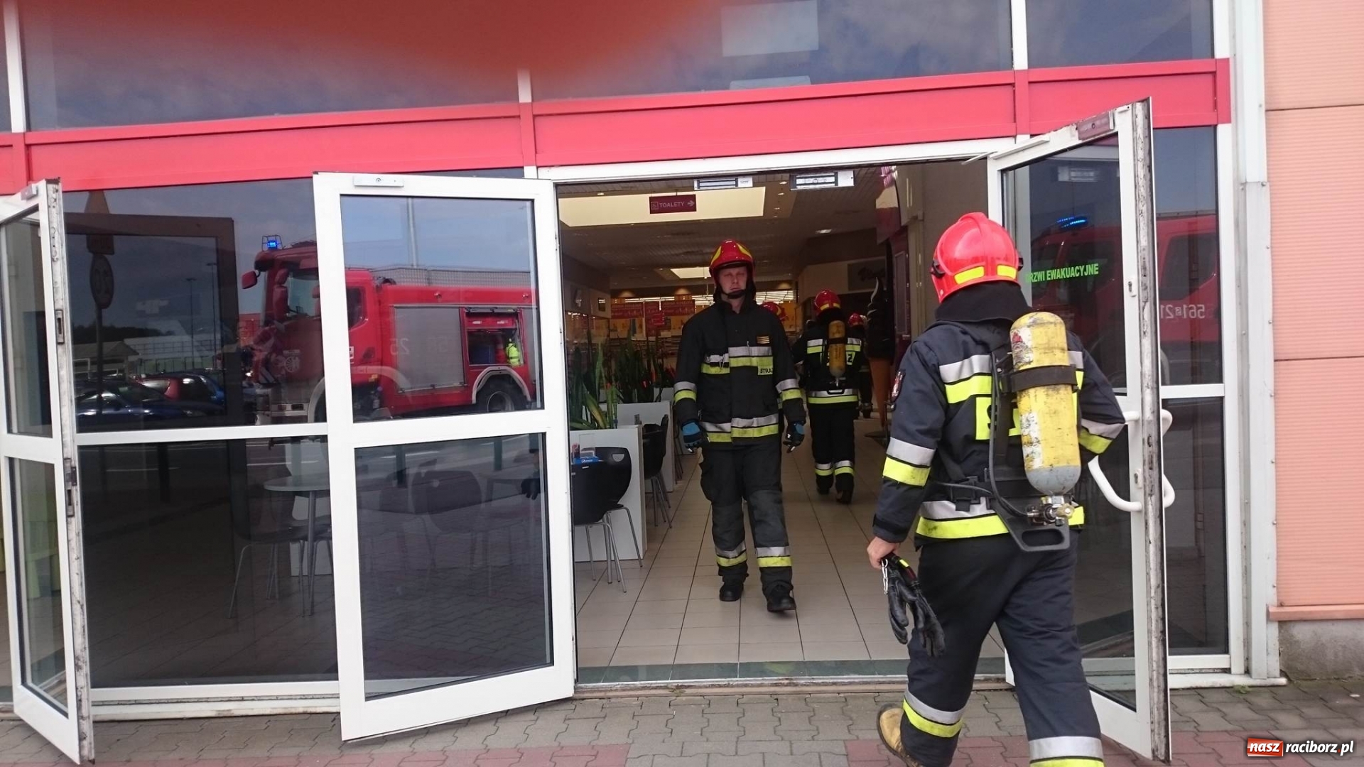 Zdjęcie w galerii na portalu naszraciborz.pl: Zadymienie w Auchan. Natychmiastowa akcja strażaków FOTO i WIDEO wiadomości z regionu