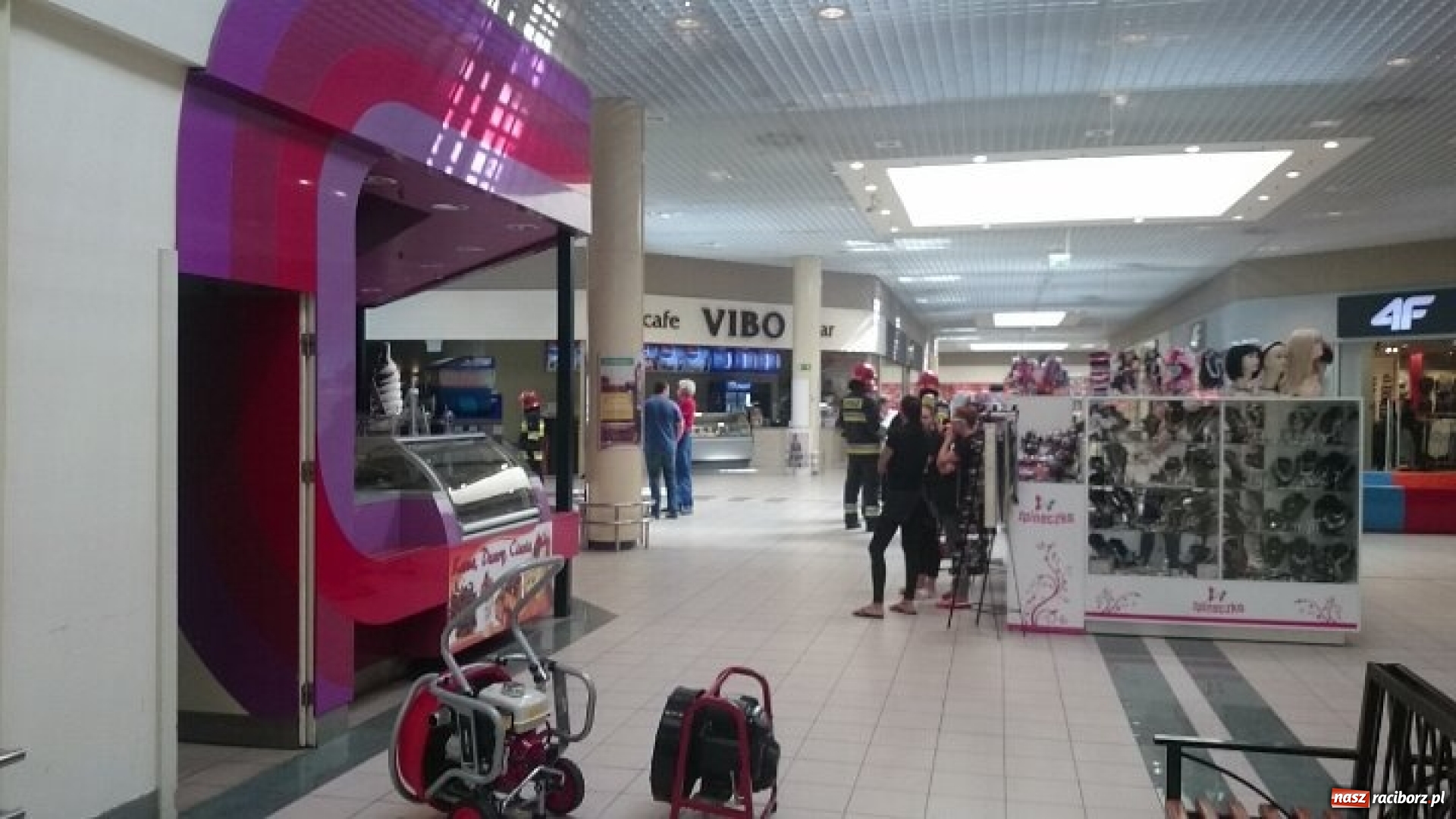 Zdjęcie w galerii na portalu naszraciborz.pl: Zadymienie w Auchan. Natychmiastowa akcja strażaków FOTO i WIDEO wiadomości z regionu