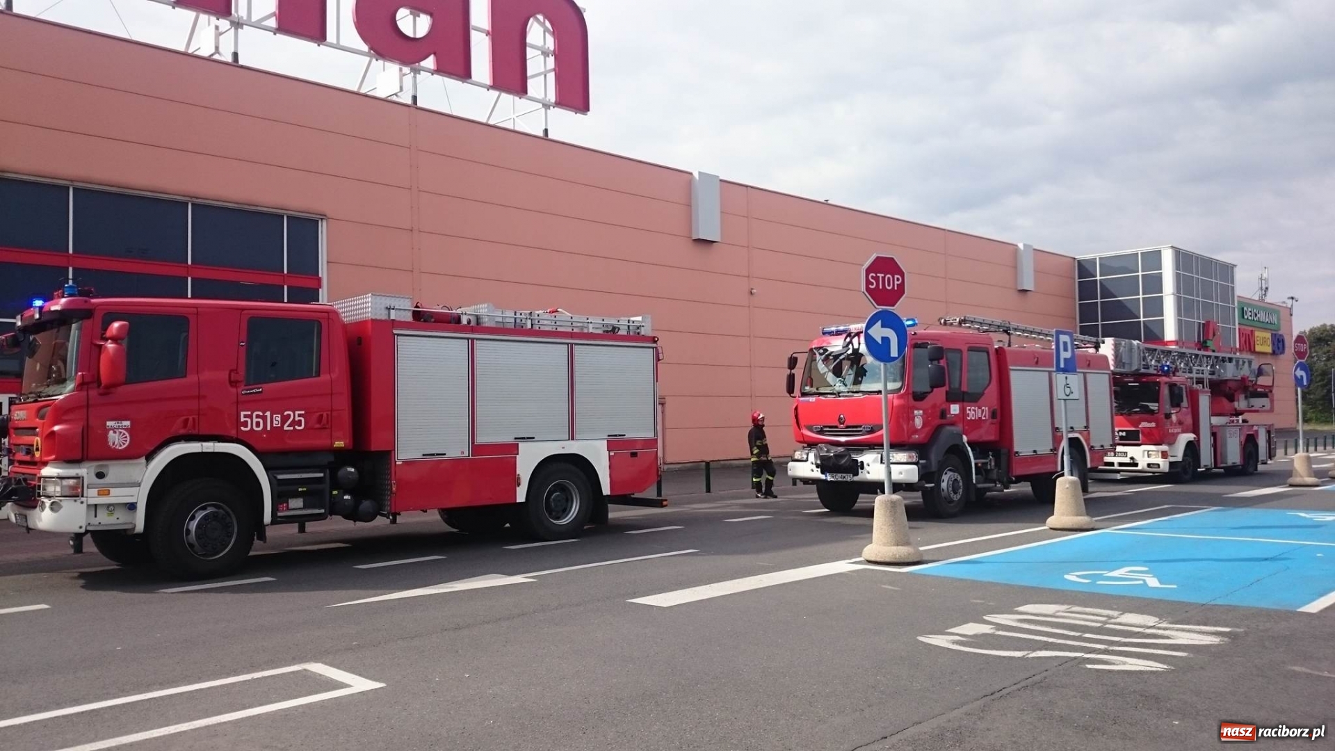 Zdjęcie w galerii na portalu naszraciborz.pl: Zadymienie w Auchan. Natychmiastowa akcja strażaków FOTO i WIDEO wiadomości z regionu