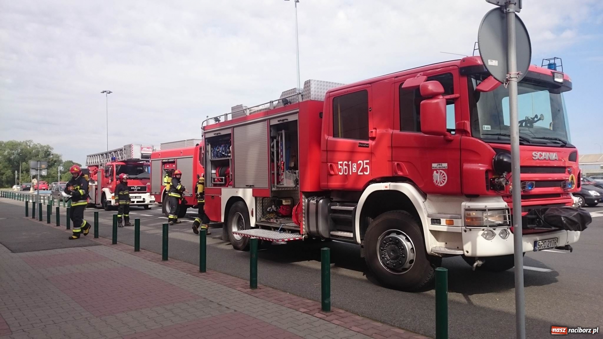Zdjęcie w galerii na portalu naszraciborz.pl: Zadymienie w Auchan. Natychmiastowa akcja strażaków FOTO i WIDEO wiadomości z regionu