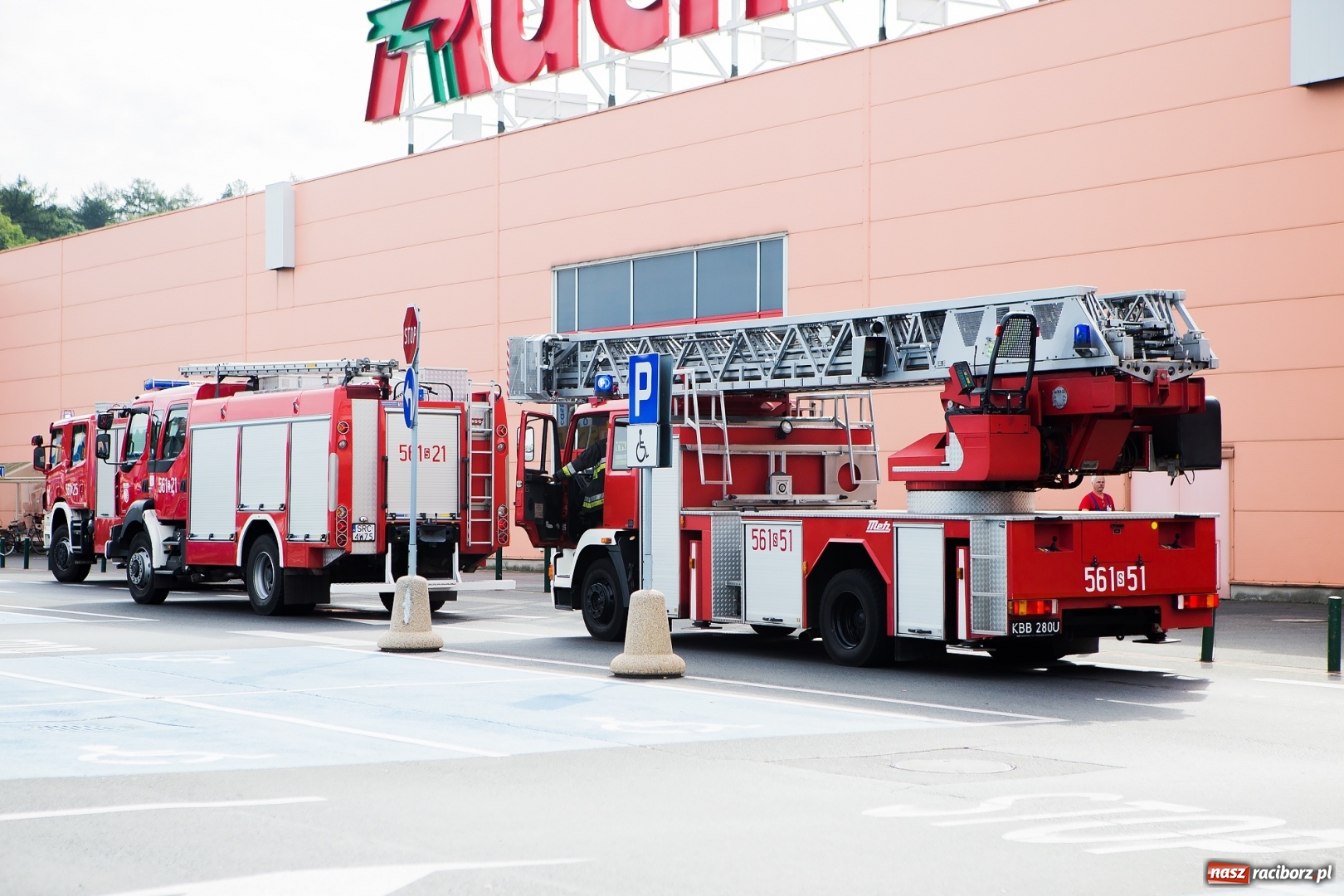 Zdjęcie w galerii na portalu naszraciborz.pl: Zadymienie w Auchan. Natychmiastowa akcja strażaków FOTO i WIDEO wiadomości z regionu
