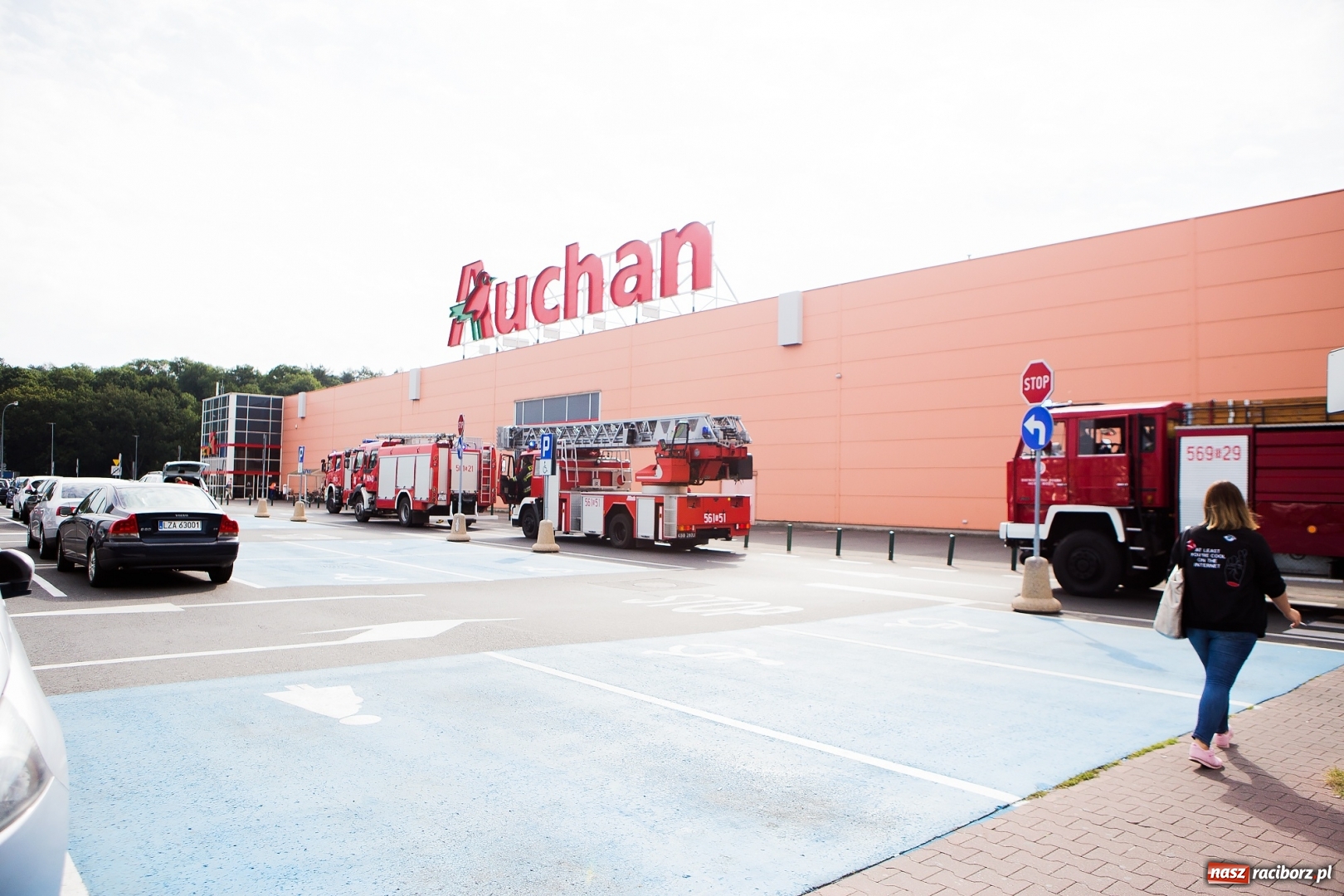 Zdjęcie w galerii na portalu naszraciborz.pl: Zadymienie w Auchan. Natychmiastowa akcja strażaków FOTO i WIDEO wiadomości z regionu