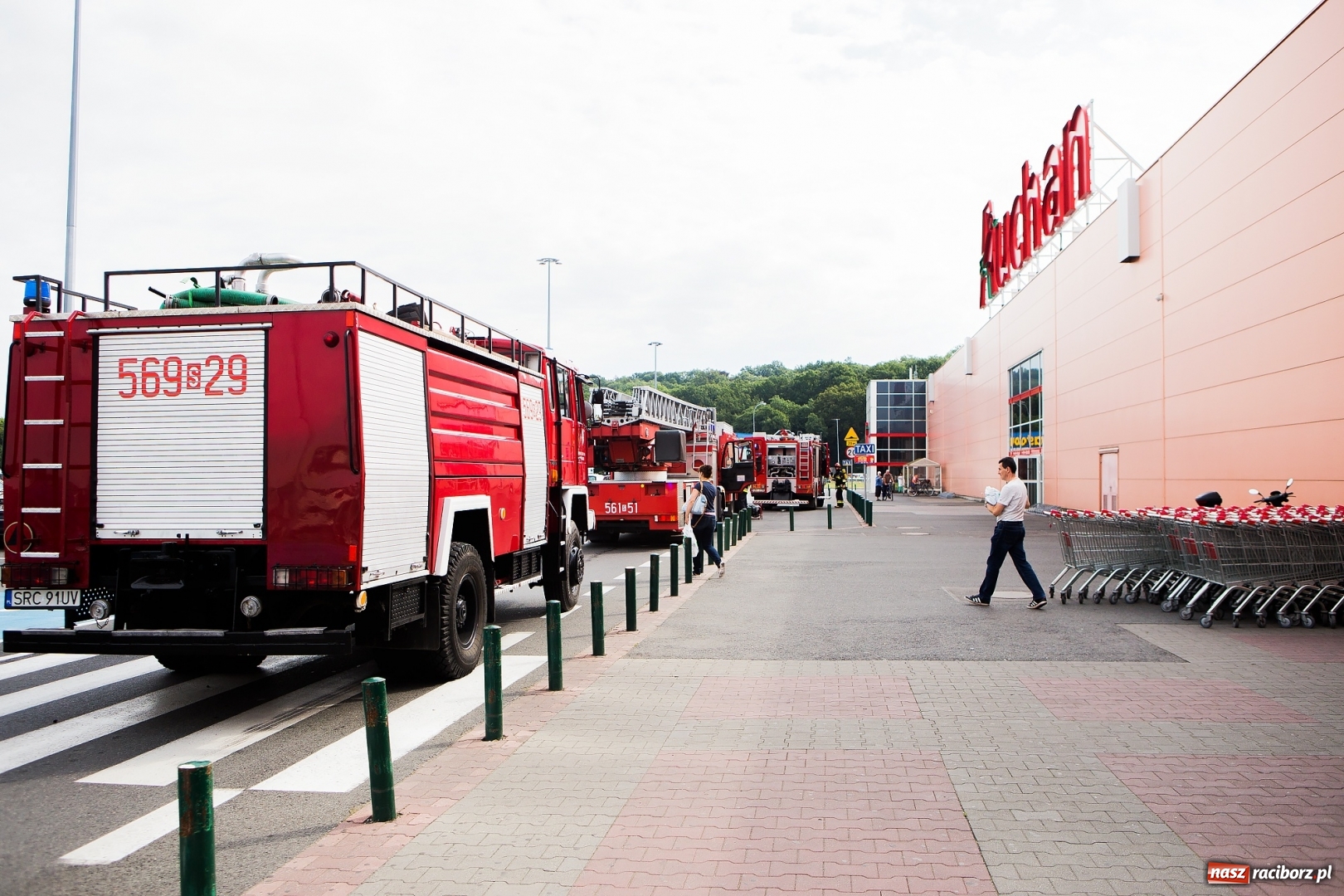Zdjęcie w galerii na portalu naszraciborz.pl: Zadymienie w Auchan. Natychmiastowa akcja strażaków FOTO i WIDEO wiadomości z regionu