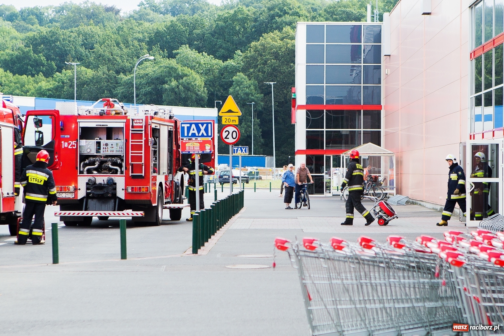 Zdjęcie w galerii na portalu naszraciborz.pl: Zadymienie w Auchan. Natychmiastowa akcja strażaków FOTO i WIDEO wiadomości z regionu