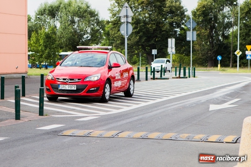 Zdjęcie w galerii na portalu naszraciborz.pl: Zadymienie w Auchan. Natychmiastowa akcja strażaków FOTO i WIDEO wiadomości z regionu