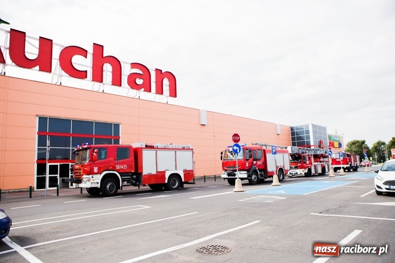 Zdjęcie w galerii na portalu naszraciborz.pl: Zadymienie w Auchan. Natychmiastowa akcja strażaków FOTO i WIDEO wiadomości z regionu