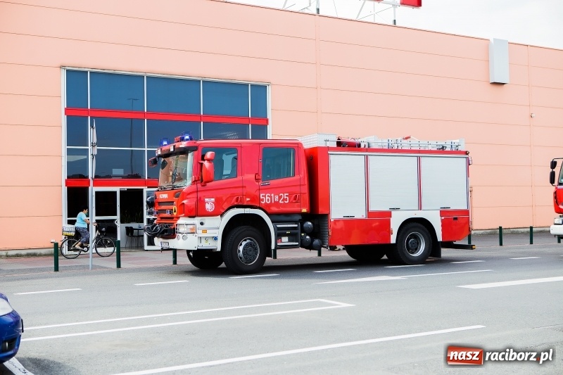 Zdjęcie w galerii na portalu naszraciborz.pl: Zadymienie w Auchan. Natychmiastowa akcja strażaków FOTO i WIDEO wiadomości z regionu