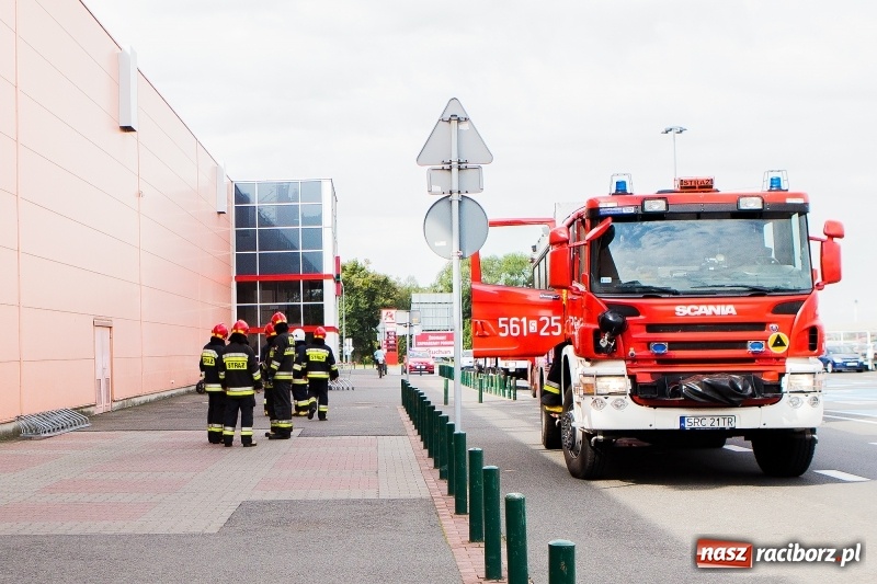 Zdjęcie w galerii na portalu naszraciborz.pl: Zadymienie w Auchan. Natychmiastowa akcja strażaków FOTO i WIDEO wiadomości z regionu