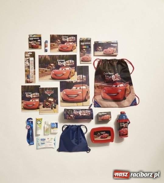 Zdjęcie w galerii na portalu naszraciborz.pl: Porządny tornister z wyposażeniem i niezbędnikiem higienicznym już w Rossmannie  wiadomości z regionu