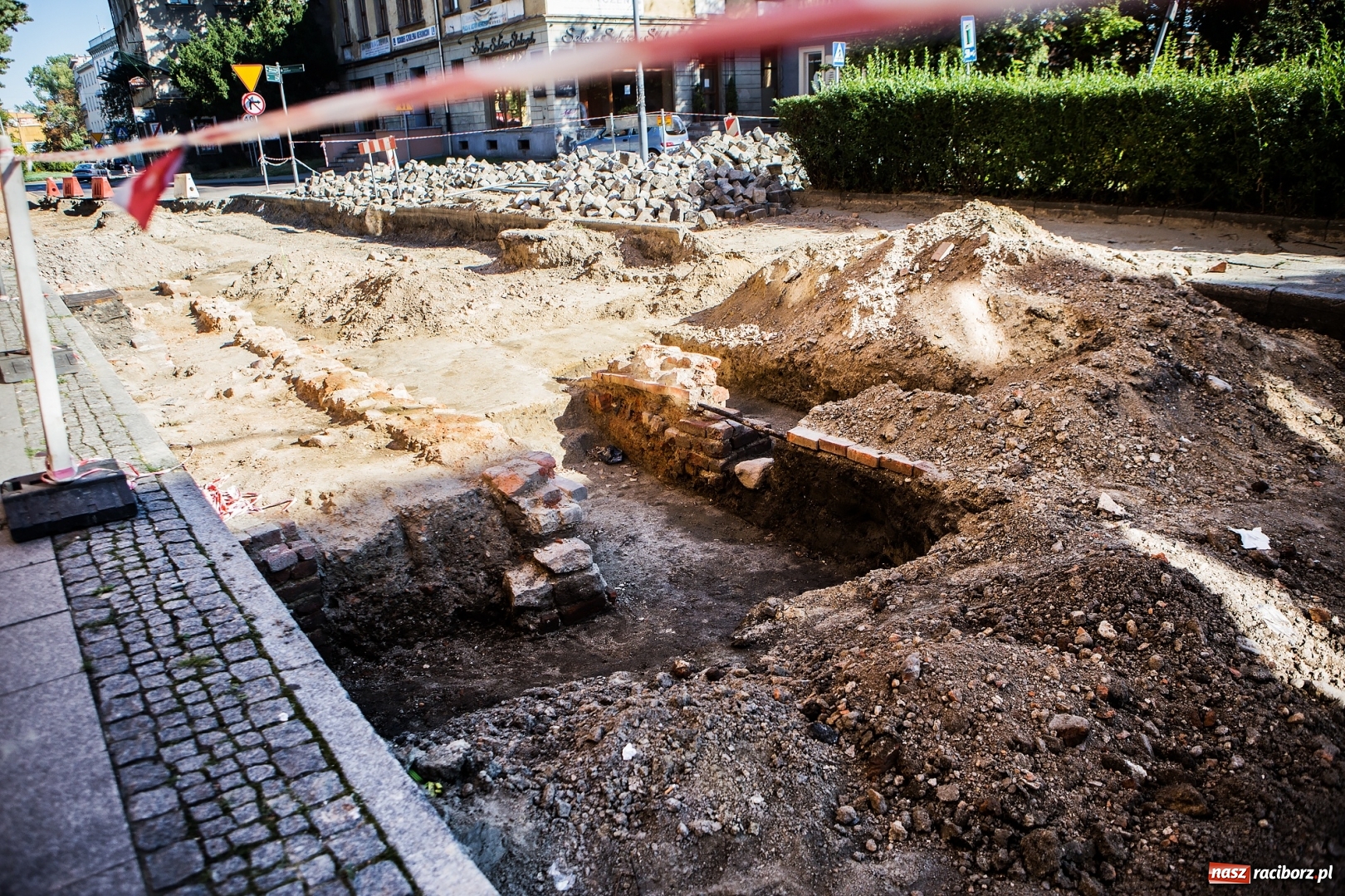 Zdjęcie w galerii na portalu naszraciborz.pl: Kolejne interesujące odkrycie na ulicy Długiej  wiadomości z regionu