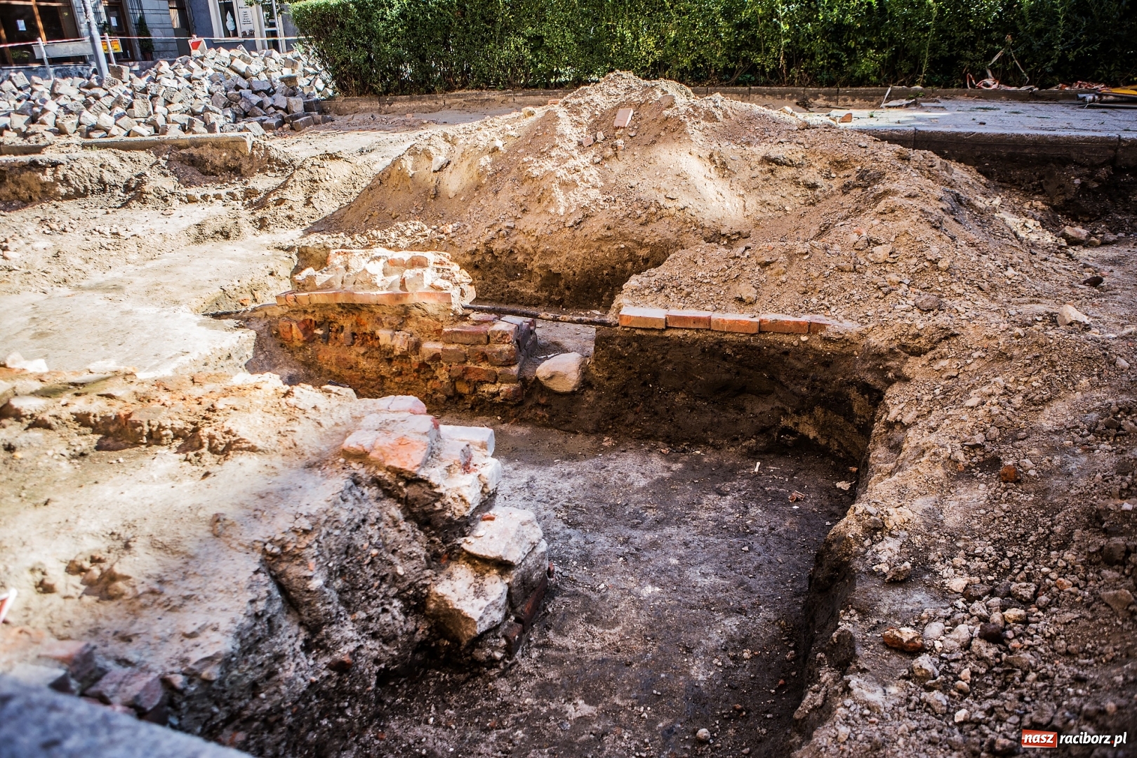 Zdjęcie w galerii na portalu naszraciborz.pl: Kolejne interesujące odkrycie na ulicy Długiej  wiadomości z regionu