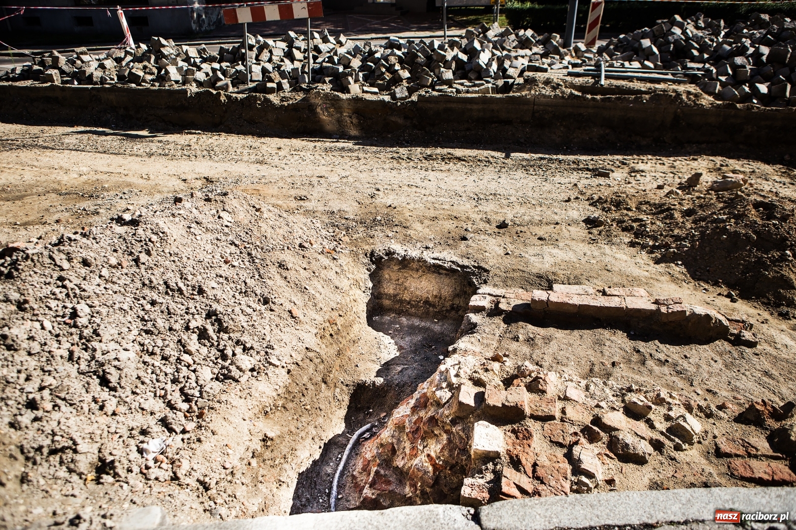 Zdjęcie w galerii na portalu naszraciborz.pl: Kolejne interesujące odkrycie na ulicy Długiej  wiadomości z regionu