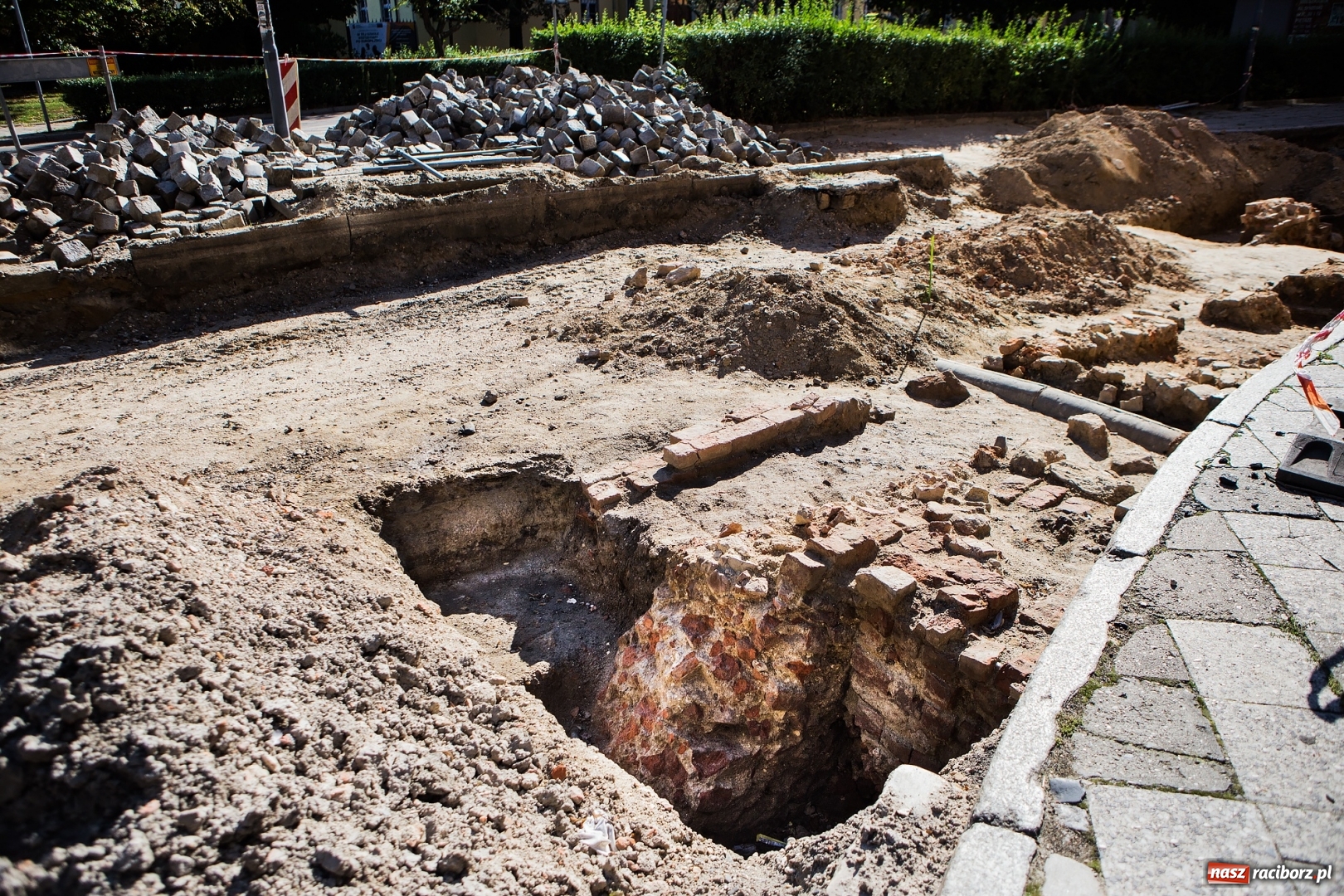 Zdjęcie w galerii na portalu naszraciborz.pl: Kolejne interesujące odkrycie na ulicy Długiej  wiadomości z regionu