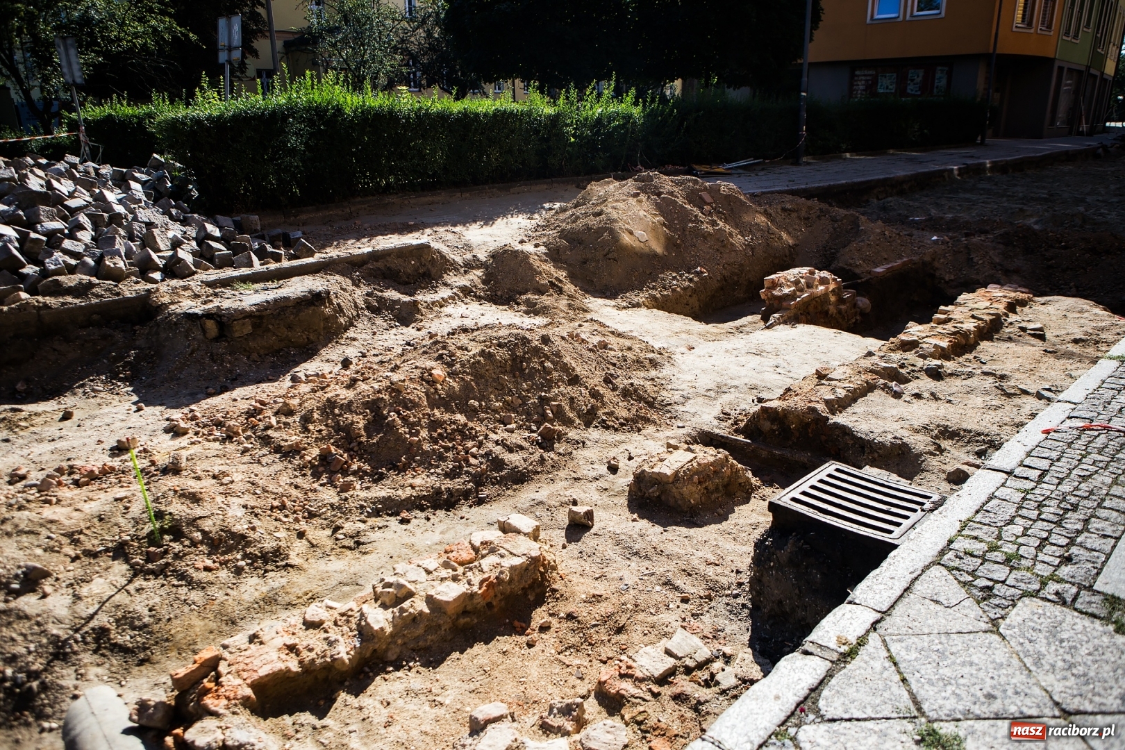 Zdjęcie w galerii na portalu naszraciborz.pl: Kolejne interesujące odkrycie na ulicy Długiej  wiadomości z regionu