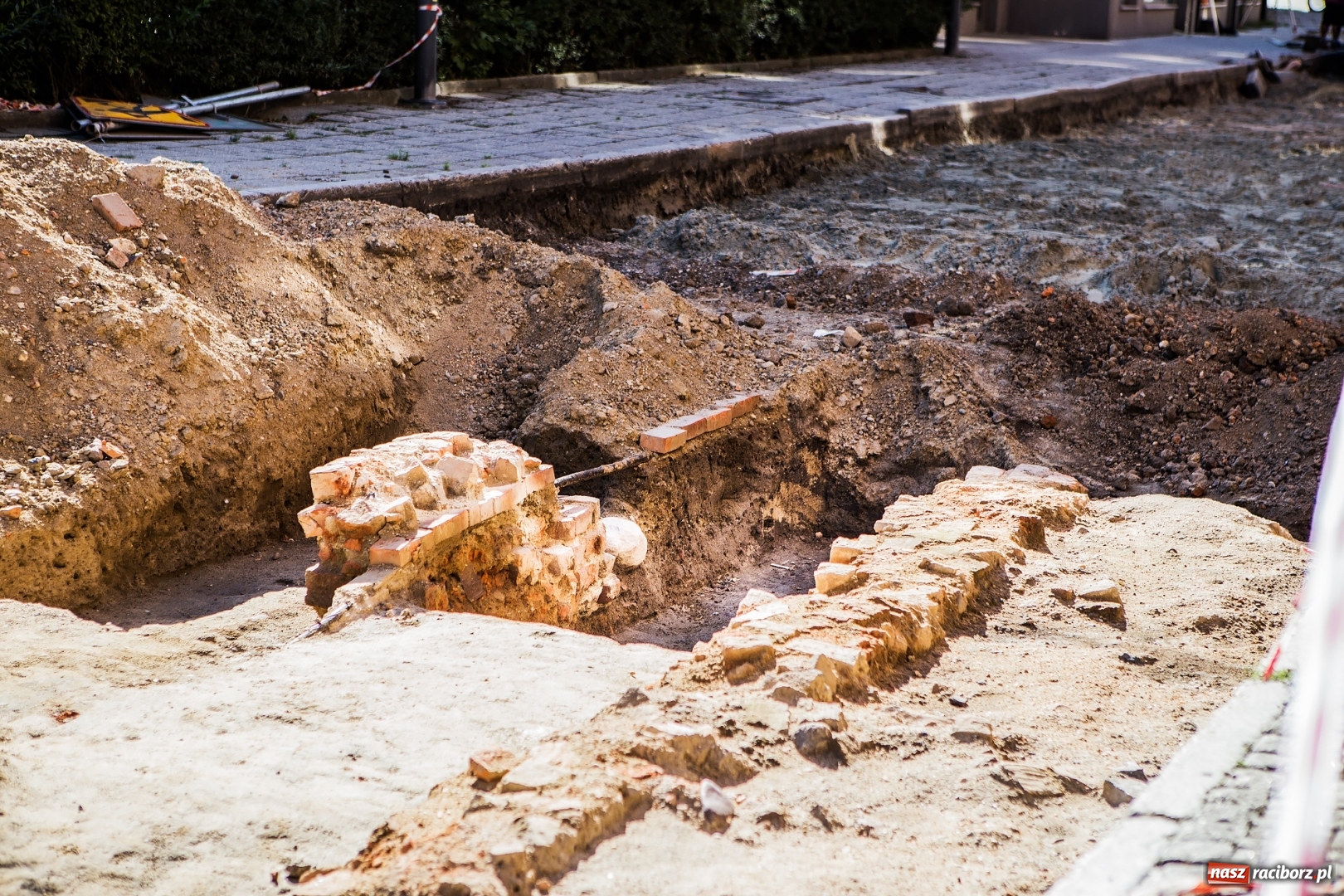 Zdjęcie w galerii na portalu naszraciborz.pl: Kolejne interesujące odkrycie na ulicy Długiej  wiadomości z regionu