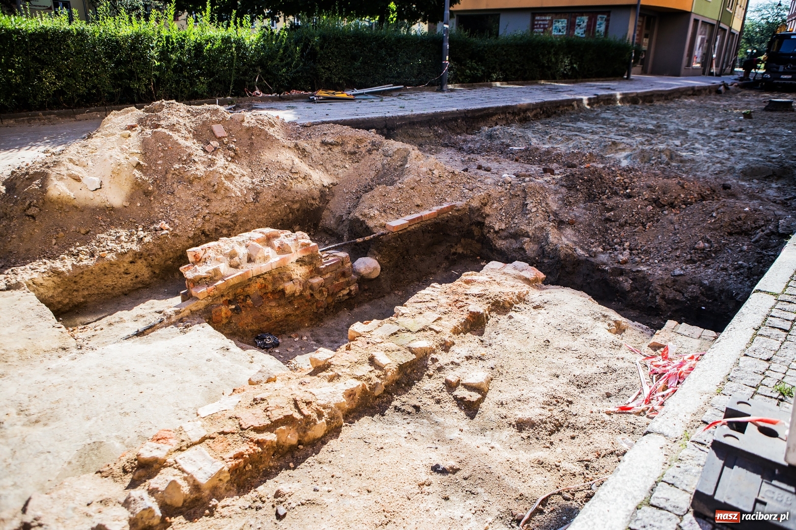 Zdjęcie w galerii na portalu naszraciborz.pl: Kolejne interesujące odkrycie na ulicy Długiej  wiadomości z regionu