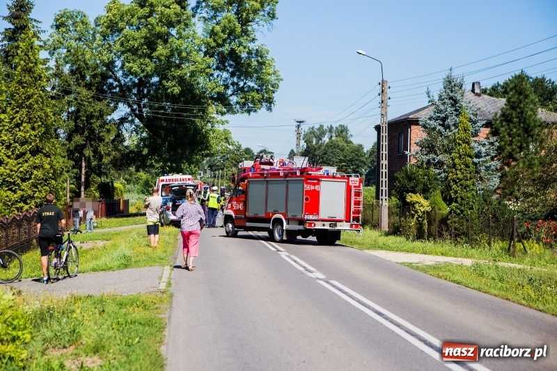Zdjęcie w galerii na portalu naszraciborz.pl: W Rzuchowie doszło do zderzenia dwóch samochodów. Jedna osoba trafiła do szpitala wiadomości z regionu