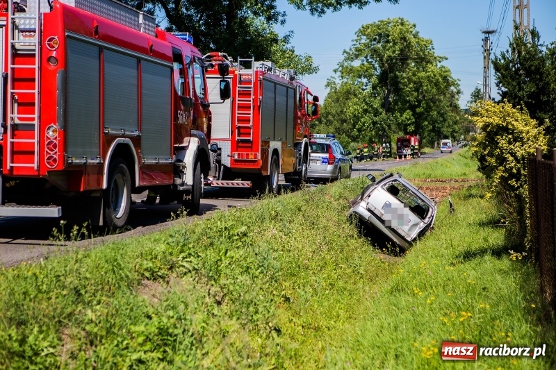 Zdjęcie w galerii na portalu naszraciborz.pl: W Rzuchowie doszło do zderzenia dwóch samochodów. Jedna osoba trafiła do szpitala wiadomości z regionu