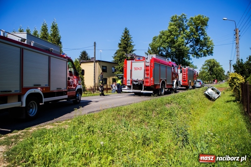 Zdjęcie w galerii na portalu naszraciborz.pl: W Rzuchowie doszło do zderzenia dwóch samochodów. Jedna osoba trafiła do szpitala wiadomości z regionu