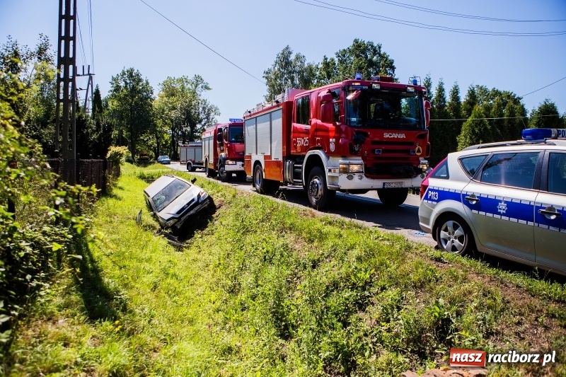 Zdjęcie w galerii na portalu naszraciborz.pl: W Rzuchowie doszło do zderzenia dwóch samochodów. Jedna osoba trafiła do szpitala wiadomości z regionu