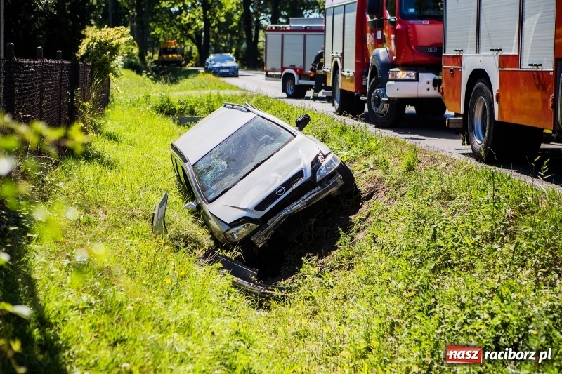 Zdjęcie w galerii na portalu naszraciborz.pl: W Rzuchowie doszło do zderzenia dwóch samochodów. Jedna osoba trafiła do szpitala wiadomości z regionu