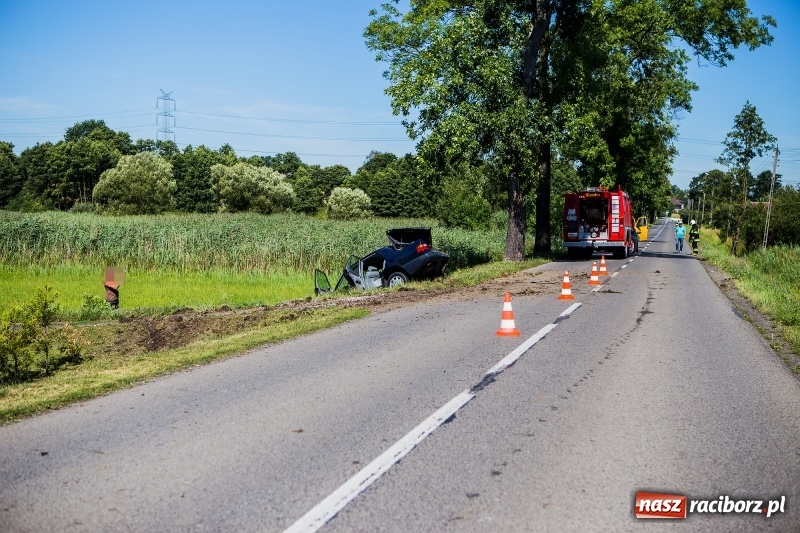 Zdjęcie w galerii na portalu naszraciborz.pl: W Rzuchowie doszło do zderzenia dwóch samochodów. Jedna osoba trafiła do szpitala wiadomości z regionu