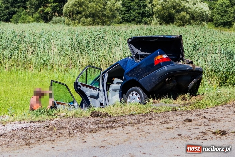 Zdjęcie w galerii na portalu naszraciborz.pl: W Rzuchowie doszło do zderzenia dwóch samochodów. Jedna osoba trafiła do szpitala wiadomości z regionu