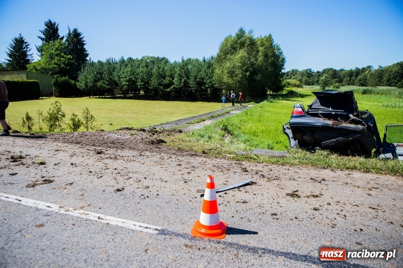 Zdjęcie w galerii na portalu naszraciborz.pl: W Rzuchowie doszło do zderzenia dwóch samochodów. Jedna osoba trafiła do szpitala wiadomości z regionu