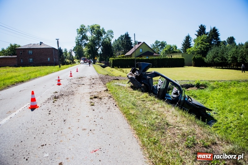 Zdjęcie w galerii na portalu naszraciborz.pl: W Rzuchowie doszło do zderzenia dwóch samochodów. Jedna osoba trafiła do szpitala wiadomości z regionu