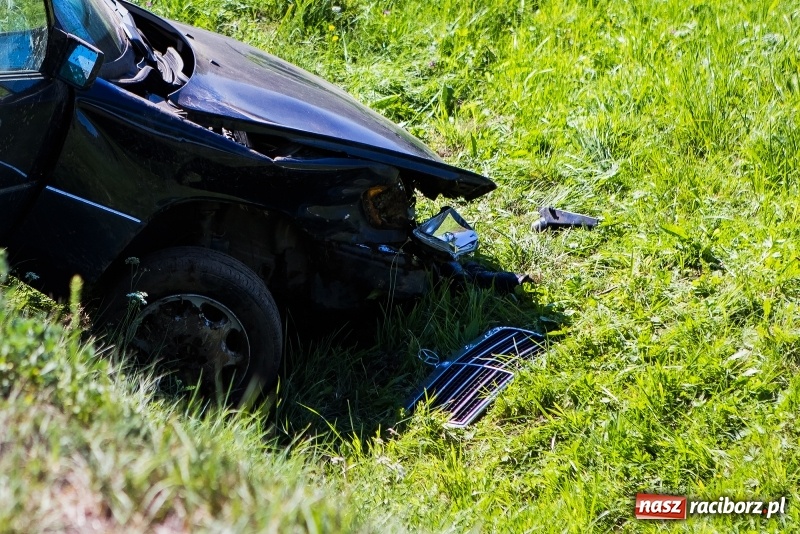 Zdjęcie w galerii na portalu naszraciborz.pl: W Rzuchowie doszło do zderzenia dwóch samochodów. Jedna osoba trafiła do szpitala wiadomości z regionu