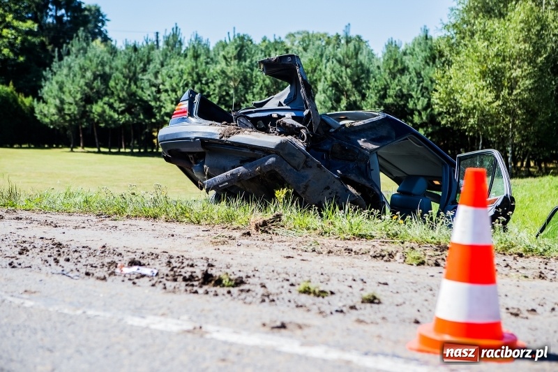 Zdjęcie w galerii na portalu naszraciborz.pl: W Rzuchowie doszło do zderzenia dwóch samochodów. Jedna osoba trafiła do szpitala wiadomości z regionu