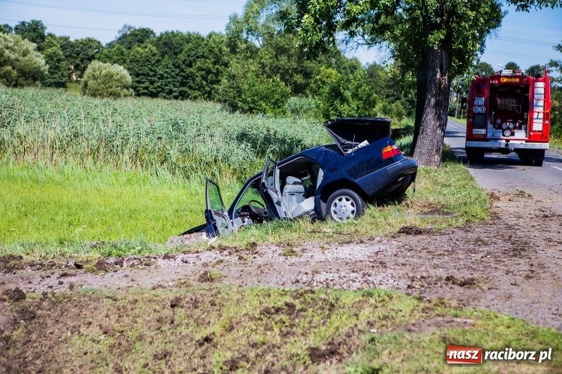 Zdjęcie w galerii na portalu naszraciborz.pl: W Rzuchowie doszło do zderzenia dwóch samochodów. Jedna osoba trafiła do szpitala wiadomości z regionu